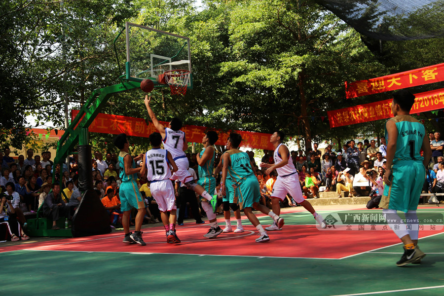 湖人浓眉哥关键封盖力助球队获胜