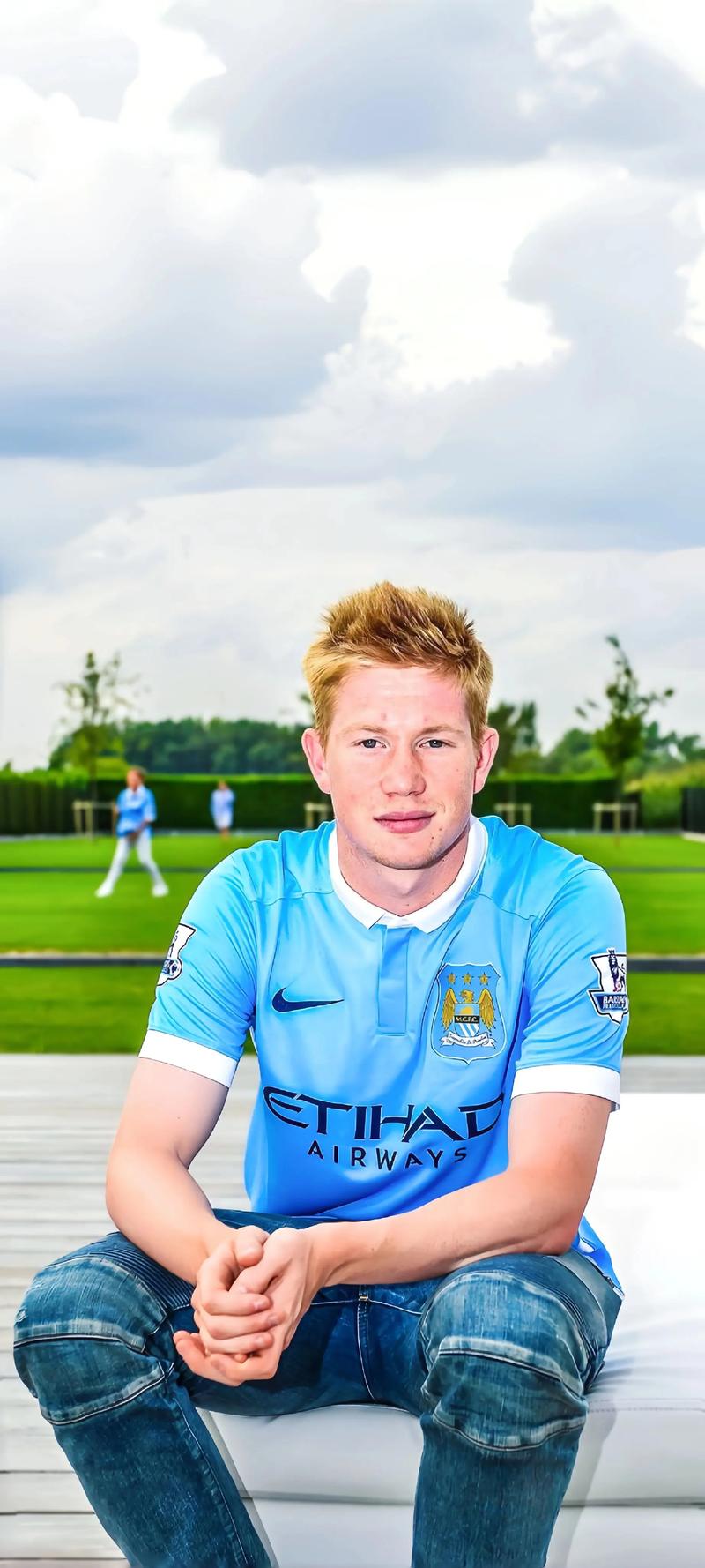 一斯佩齐亚球迷掉进看台和球场之间的沟里，被送进重症监护室